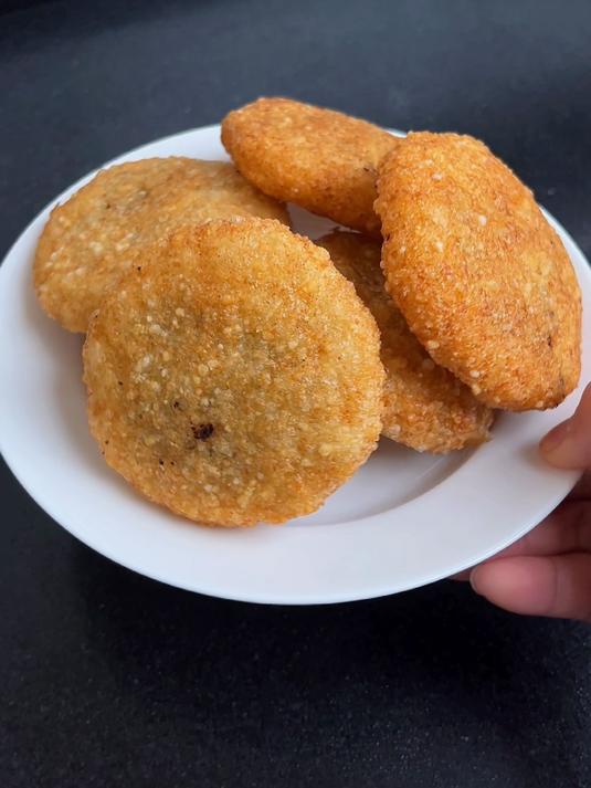 天冷了,做点绿豆糍粑,一碗糯米一把绿豆,焦香软糯太好吃了