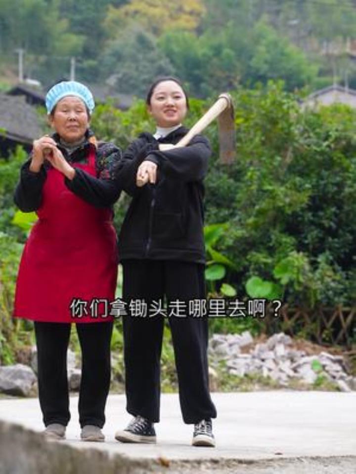 乡下的生活简单又朴实,和奶奶一起干完农活给奶奶炒绿豆粉吃