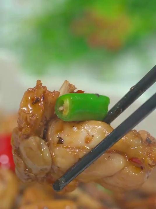 你要是想吃牛蛙了,可以像我这样烧一次吃吃