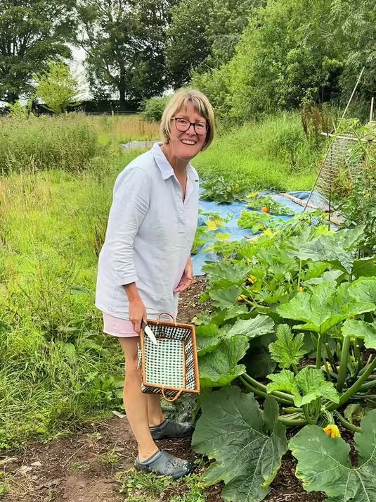 英国乡下西葫芦长疯了,今天我们摘了一篮子做一桌西葫芦宴