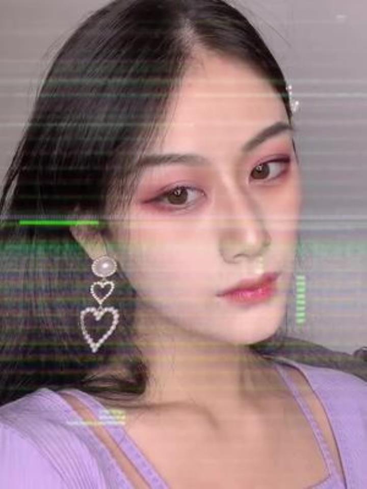 谁说紫色眼影很肿!这是蒸汽波妆容好嘛,洋气女孩都喜欢~