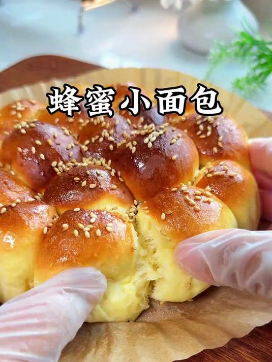 小时候经常吃的蜂蜜小面包，孩子们也很爱吃，做法也是一看就会