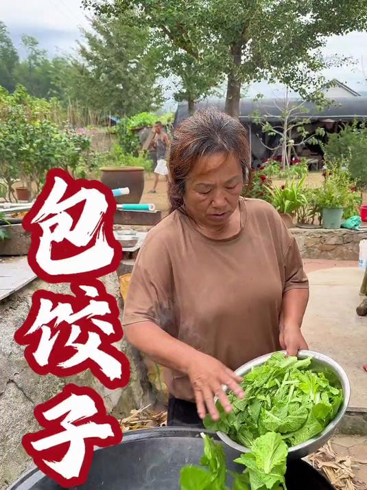 家里今天来人，俺妈炖大骨鸡，时隔不长又歹上小鸡了，真是屏香