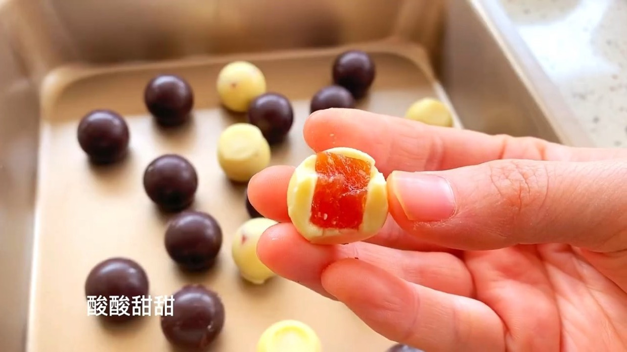 酸酸甜甜的网红酸奶山楂球 在家get网红酸奶山楂球 只需要两种材料  就可以做出网红小零食