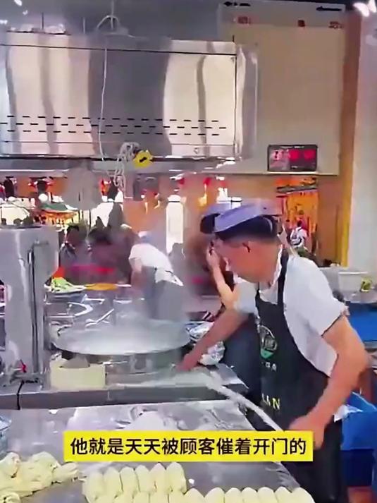 鲜香暴击！桶装兰州拉面，大骨浓汤邂逅劲道拉面，过瘾十足