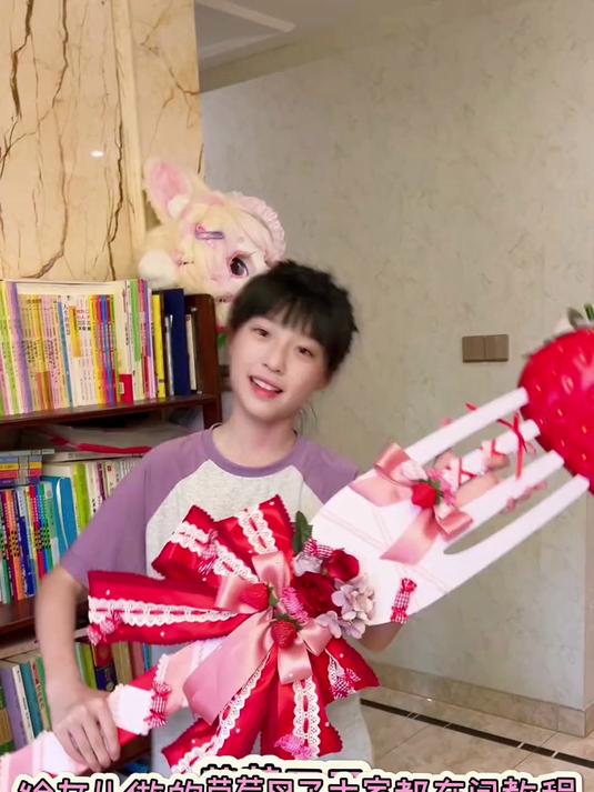 给女儿做的草莓叉子 材料在视频中，需要的自取～#踢开世界的门#