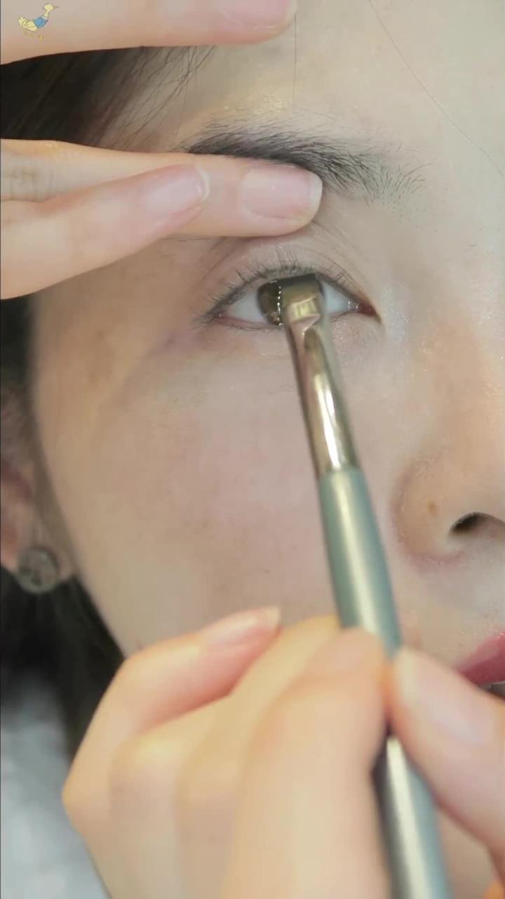 刷子画眼线是最简单的