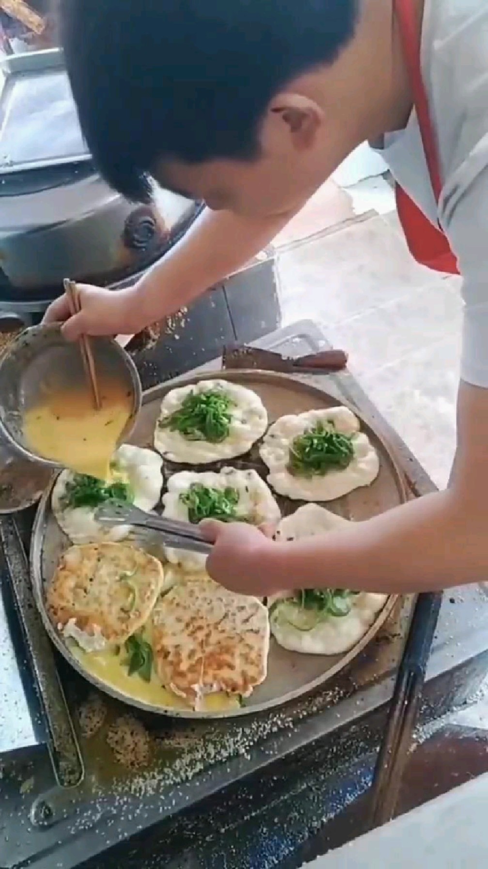 鸡蛋饼的这种做法挺有特色啊!