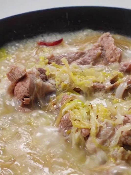 大棒骨炖酸菜 东北家常菜真是好吃 太香啦