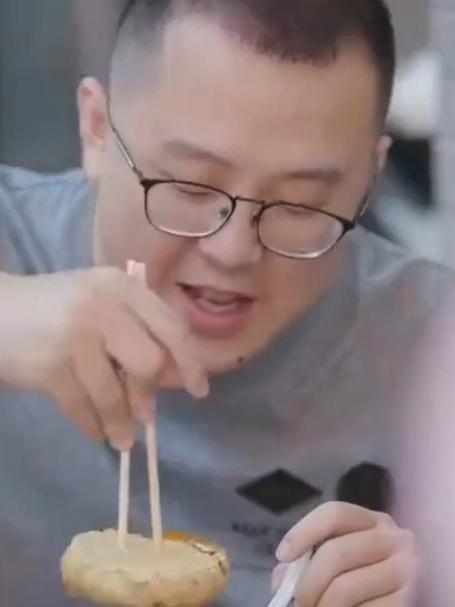 深圳这家煎饼果子店,老板十几年手艺,天津人天天来吃丨早点江湖