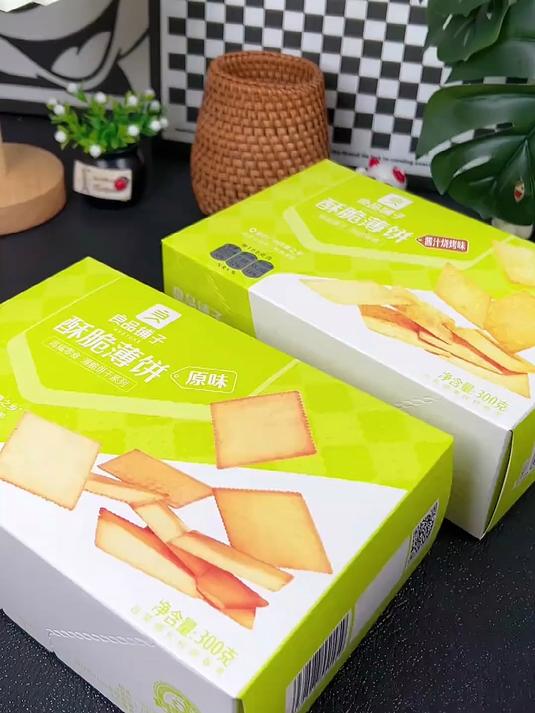 良品铺子酥脆薄饼真的太好吃了,有原味、海苔味和酱汁烧烤味