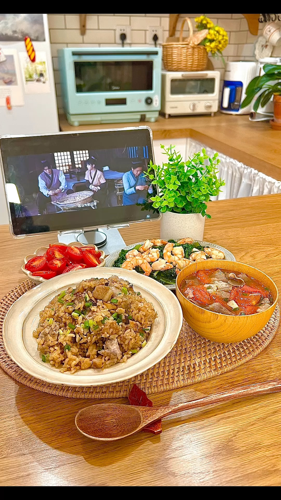 一人食:今天吃芋头焖饭,茼蒿炒虾仁,番茄牛肉汤
