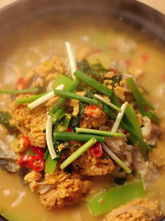 湖南人冬天最爱鱼籽鱼杂火锅,香香辣辣的非常韵味