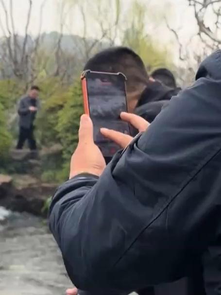 #花满春城我代言#女子偶然拍下神奇一幕,鲤鱼奋力逆流而上,网友:鲤鱼跃龙门,愿见者万事顺意