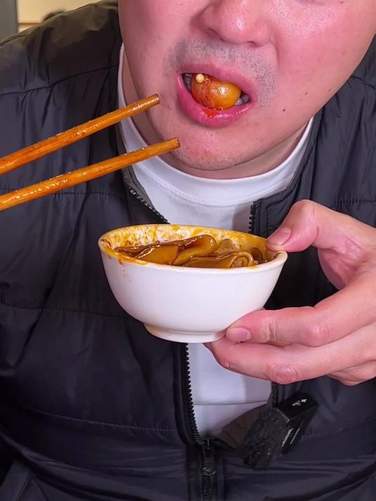 一家有惊喜的重口味社区火锅 8分油2分水的锅底 配上优秀的菜品