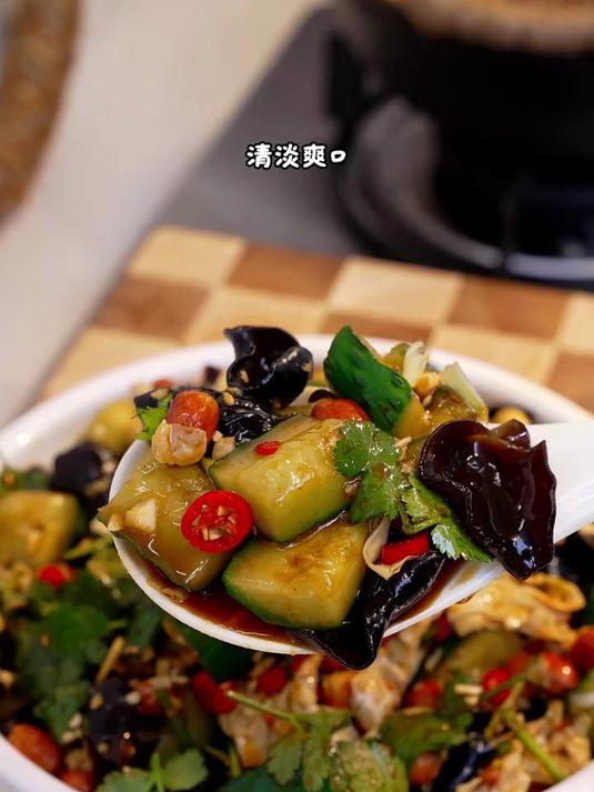 年夜饭的餐桌上也不能全是大鱼大肉，做一道这样的凉拌黄瓜