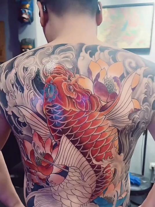 大哥满背鲤鱼纹身,属实太漂亮了,我都想整一个