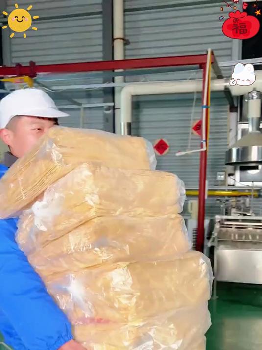 这个粗粮煎饼饱腹贼强热量还低关键是太好吃了一切皆可卷吃起来很有嚼劲很劲道。#杂粮煎饼#