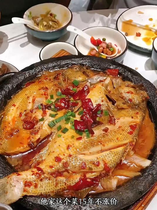 郑州西郊吃湘菜，招牌臭鲈鱼一条才二十多！