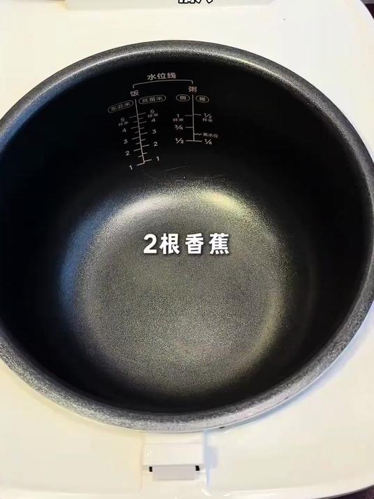 懒人版香蕉巧克力蛋糕,香甜好吃还会流心,快试试吧#香蕉巧克力玛芬蛋糕##电饭锅美食##自制