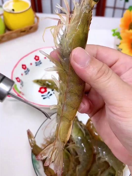 虾线是虾的肠胃，吃虾要去虾线，尤其是家里有老人小孩的！