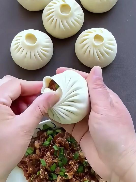 自从买了白菜擦馅器,包饺子包子简直太方便,擦出的馅粗细刚刚好