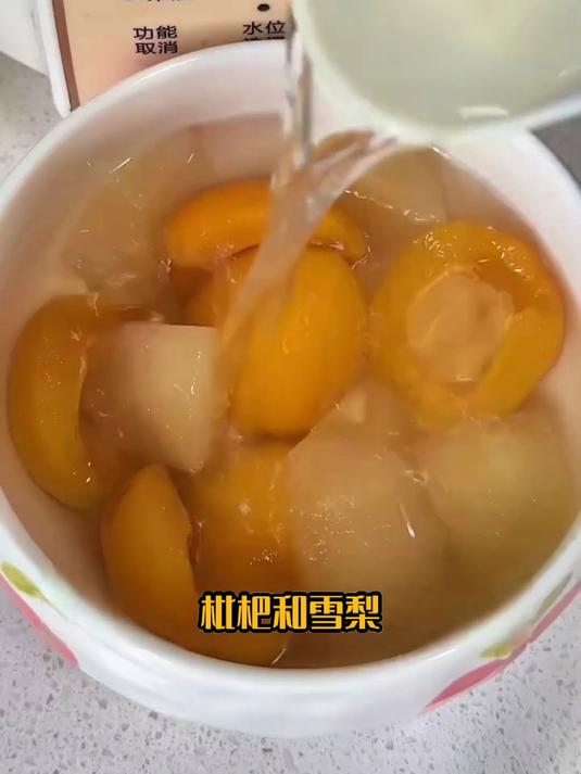 养生党私藏!枇杷炖雪梨加陈皮,润肺化痰更养人