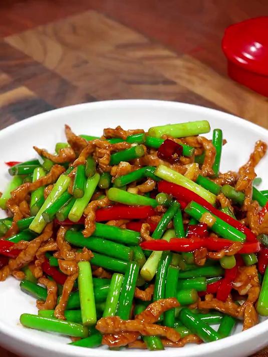 以后要是想吃炒肉丝，你就试试像我这样和蒜苔炒一炒，肉丝滑嫩