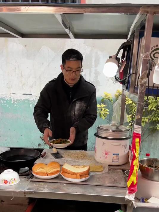 老师傅做的夹心面包和特色汤包,每种都是5块钱,值不值!