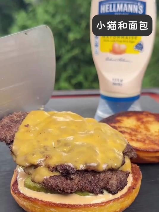 复刻肯爷爷的同款安格斯牛肉堡