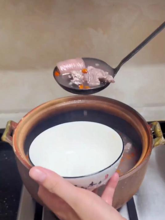 满是暖意!黑豆猪尾汤的醇,补着换季的气血!
