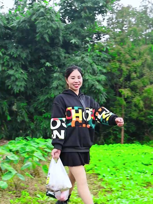 天气冷了,种的萝卜也红透了,皮皮虾我们走,带你去见萝卜头!