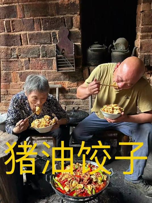 家人们,今天给老妈安排个油饺子农村就这生活,简简单单又是一餐
