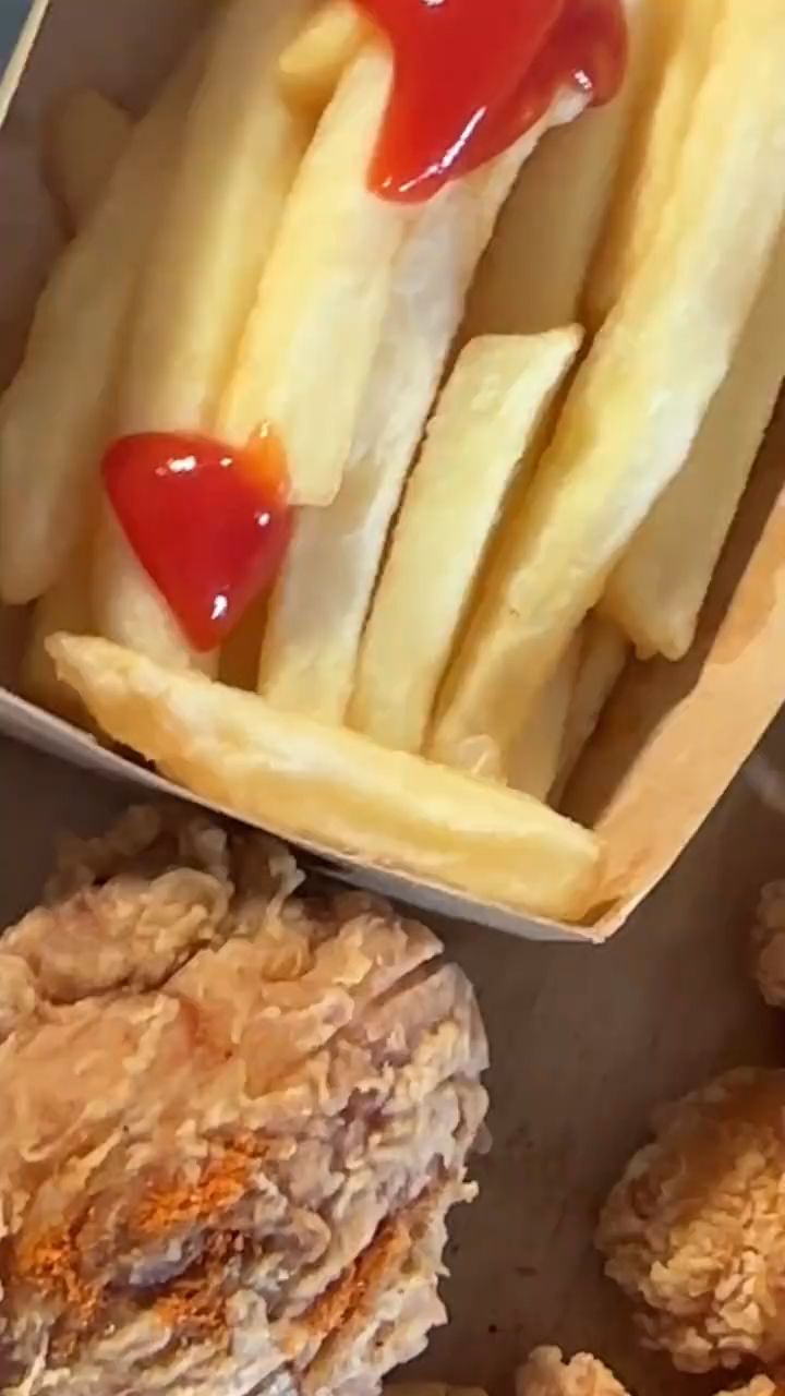 今天吃薯条和炸鸡啦!
