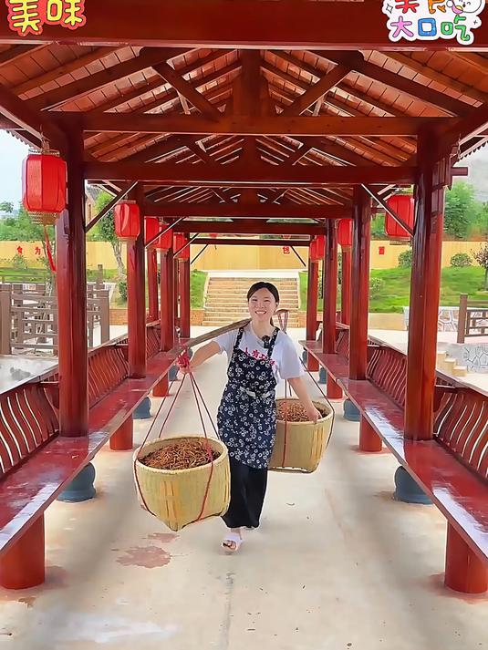 黄花菜不管是煮汤炒肉凉拌烫火锅都鲜嫩脆爽做法简单亲
