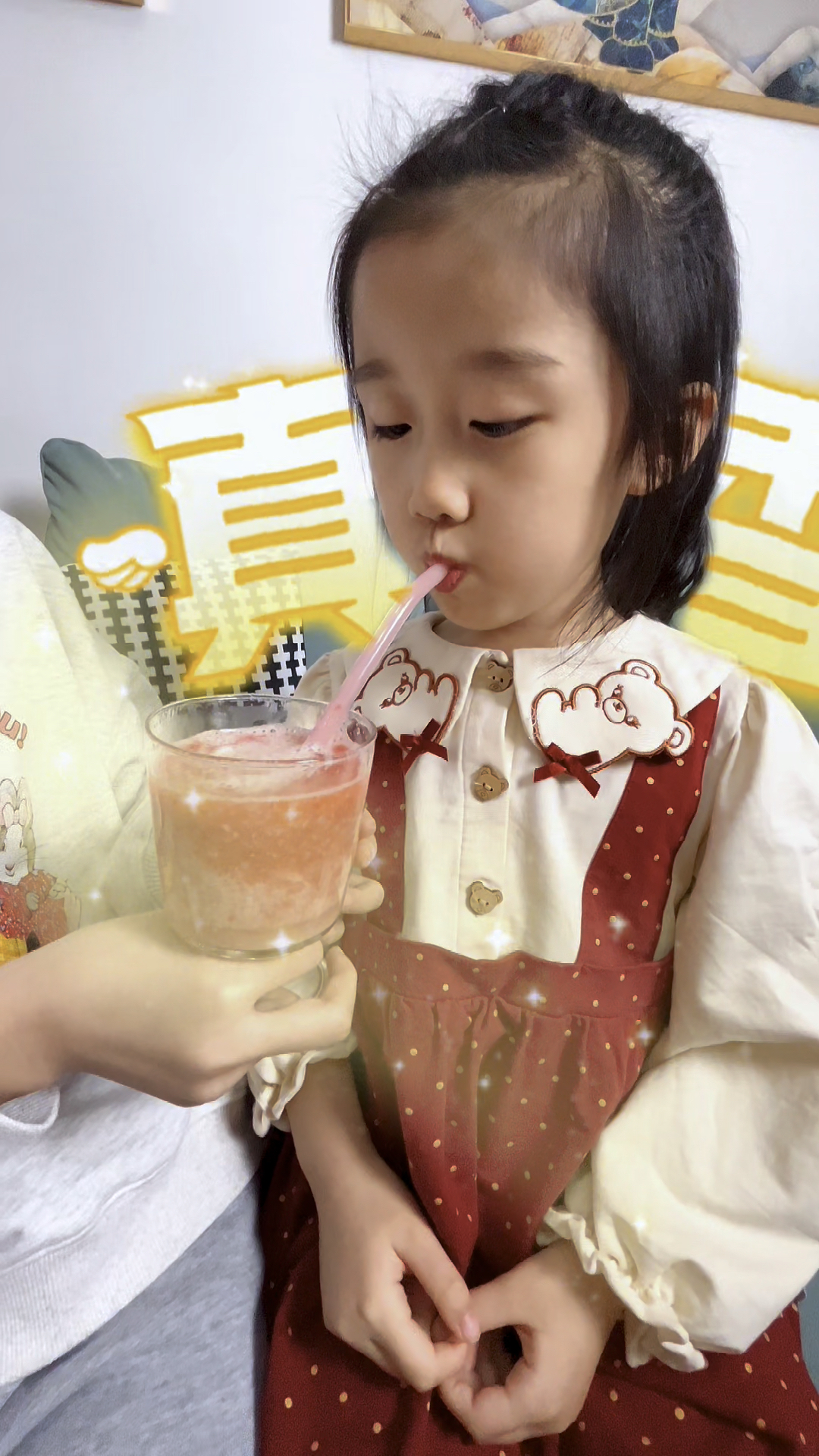 今天妹妹在学校获得表扬,妈妈给妹妹买了块冰激凌蛋糕,妹妹还等着姐姐分享。