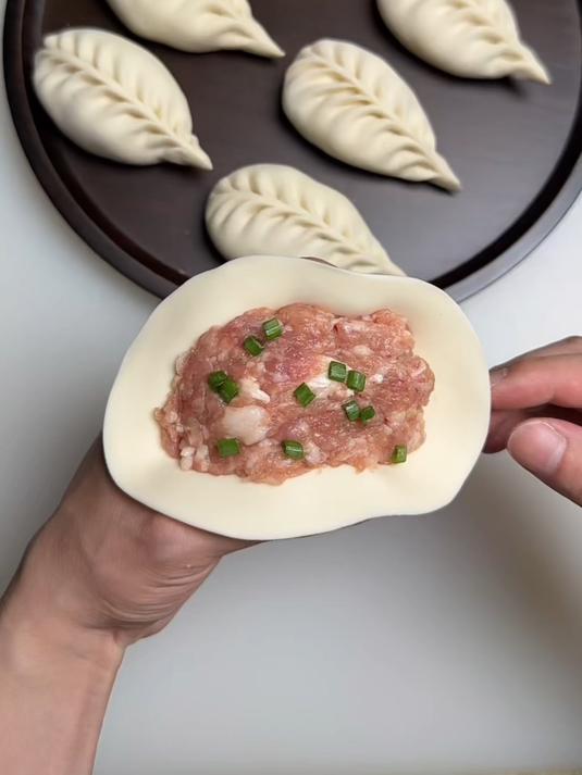 慢动作教会你柳叶饺子包法