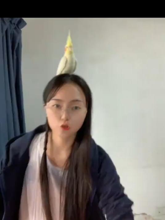 你以为亮点是苗刀?是头上的小黄鸡