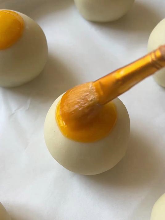 不用厨师机,不飞皮不混酥,每一个圆润饱满,在家实现蛋黄酥自由