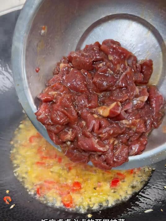 饭店桌桌必点的开胃神菜，小炒黄牛肉做法分享给大家