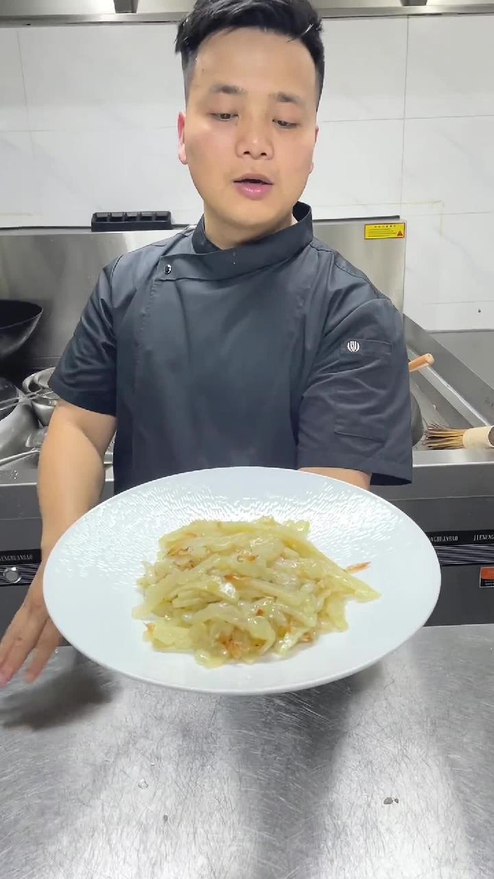 粽子大家也吃够了,今天我就分享一道小素食给大家,樱花虾炒