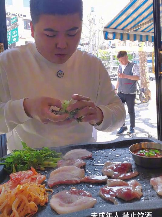 星期天冷冻猪颈肉,整点～三哥的韩国生活