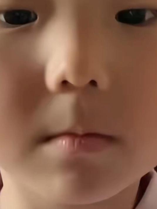 小女孩说自己的耳坠是天生的,跟网友们说自己的耳坠一出生就有