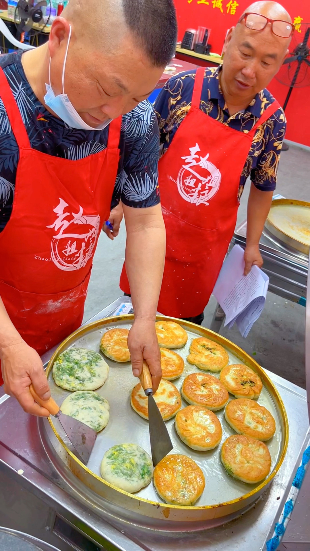 如果不知道做什么就卖这个韭菜鸡蛋饼,不用起早贪黑也没有油烟,一个人摆个摊就能做