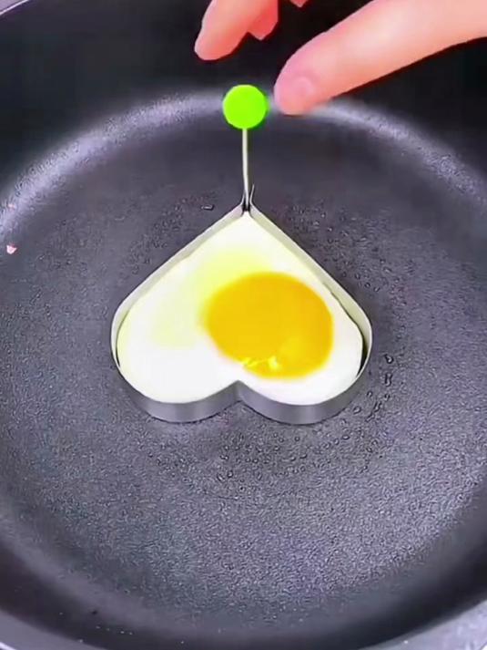 想给心爱的他一个爱心早餐，那这款煎蛋器一定最合适