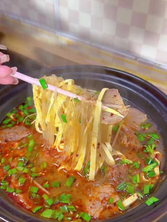 家庭版本牛肉粉丝汤 这个汤是我们家的常客，怎么做都不会踩雷