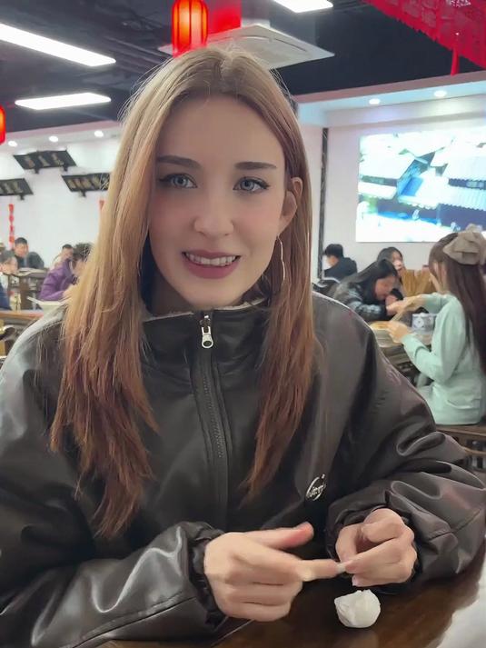 外国女友来中国第一天,体验中国早餐,被豆花辣哭了!?