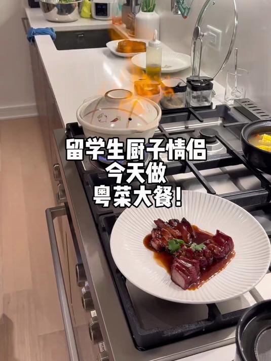 有谁能拒绝这一桌的粤菜呀!来一口星级蜜汁叉烧__