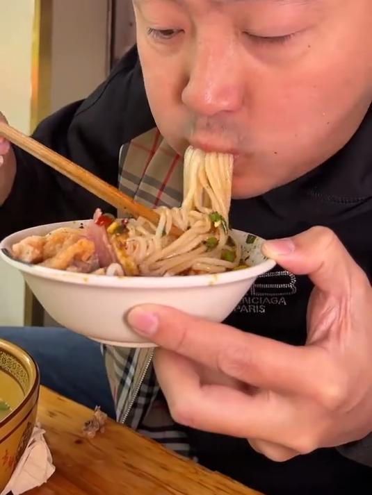 鲜浓的鸡汤 配上12种肉食 才30块 再配上油辣椒的过桥蘸水 即鲜美又香辣#