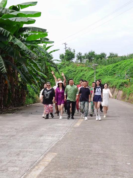 今天带大家摘葡萄,在璧山吃来凤鱼,巴适得很!